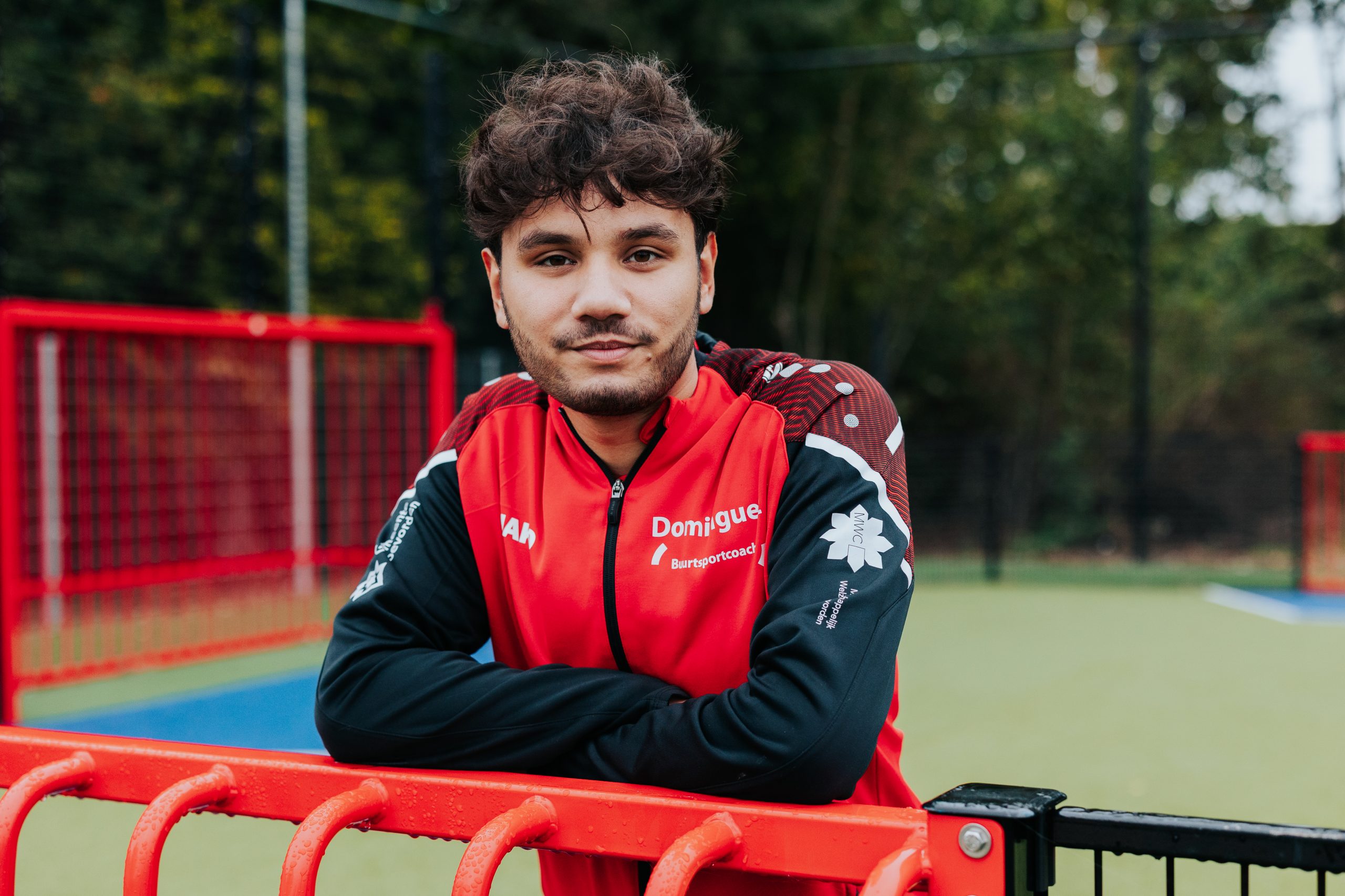 Als buurtsportcoach is Dominguez Resiona een vertrouwd gezicht op de speelpleinen in Coevorden. Hij helpt kinderen in beweging te komen en verenigingen te ondersteunen, en draagt daarmee bij aan de missie van Abby D.: plezier, ontwikkeling en verbinding. Wat doet een buurtsportcoach en waarom is bewegen zo belangrijk?drijft haar? Ze stelt zich graag nader voor.