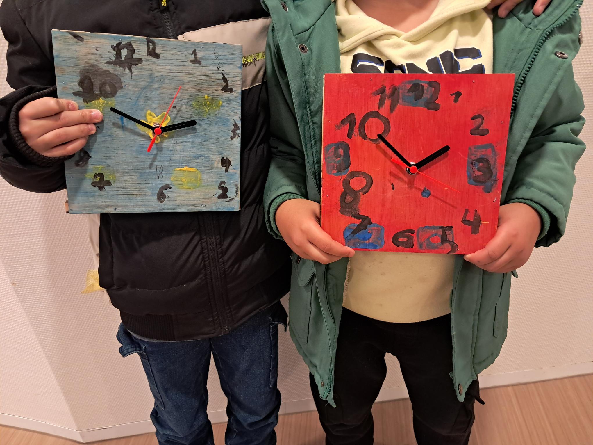 Hoe leuk is het als je zelf een echt werkende klok maakt? Dat ontdekte een groepje kinderen dit najaar bij Techniek aan Tafel, een van de vele inspirerende Abby D.-activiteiten die tussen de zomer- en herfstvakantie van 2025 in Brede School SOM werd georganiseerd.