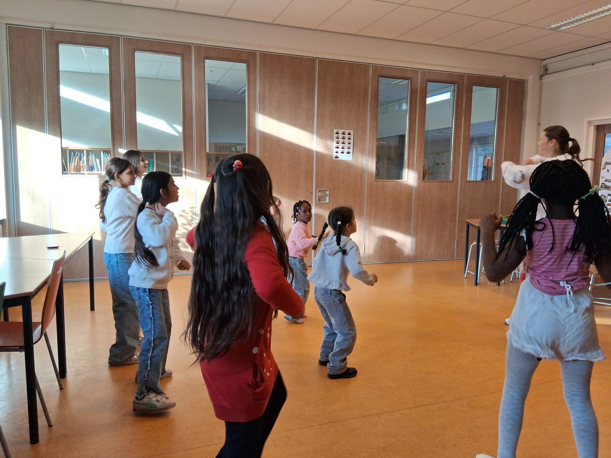 Op het terrein van het asielzoekerscentrum in Aalden staat basisschool De Smeltkroes. Een kleine school met een groot hart, waar dagelijks vijftig kinderen van over de hele wereld samen leren, spelen en groeien. Sinds dit najaar doet deze school mee aan Abby D. Locatiecoördinator Monique Heidemans is daar blij mee: “Abby D. biedt juist voor deze groep iets extra’s: plezier, beweging en nieuwe ervaringen.”